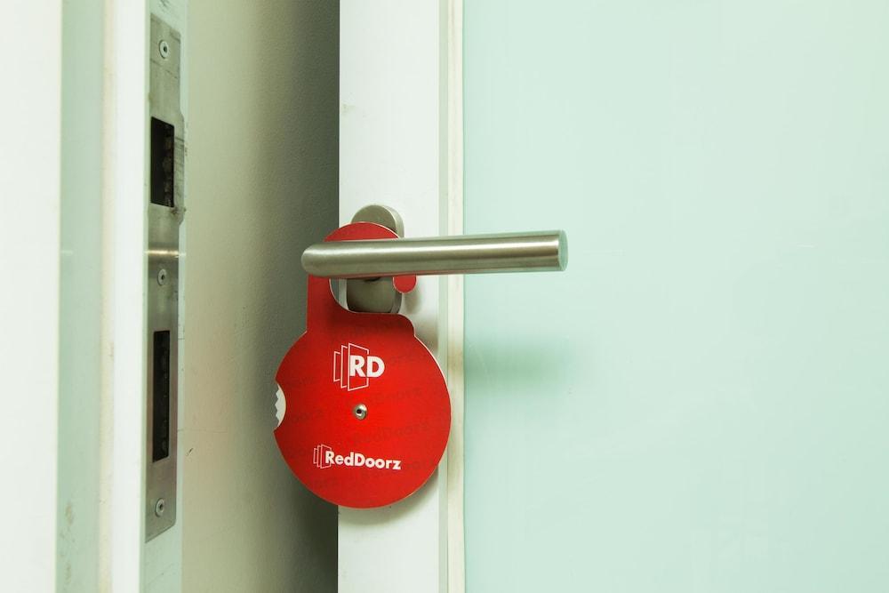 Hotel Reddoorz @ Pulomas Jakarta Exterior foto
