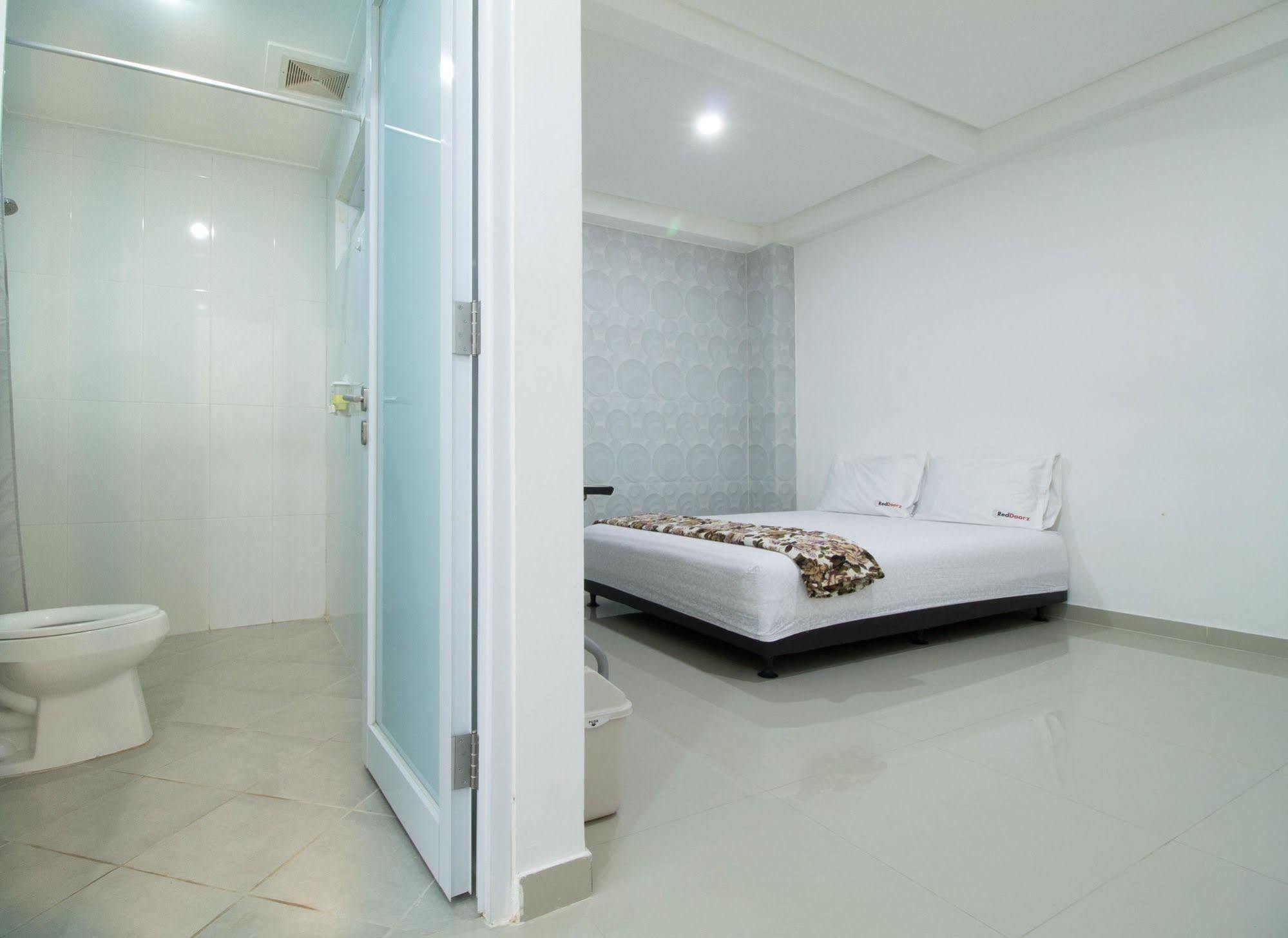 Hotel Reddoorz @ Pulomas Jakarta Exterior foto