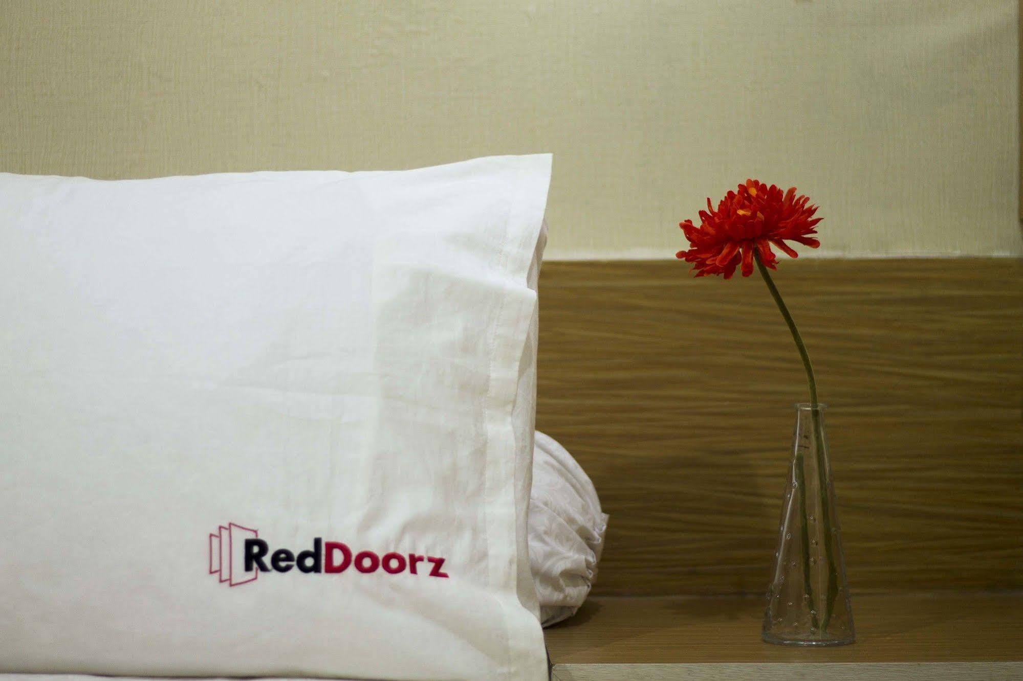 Hotel Reddoorz @ Pulomas Jakarta Exterior foto