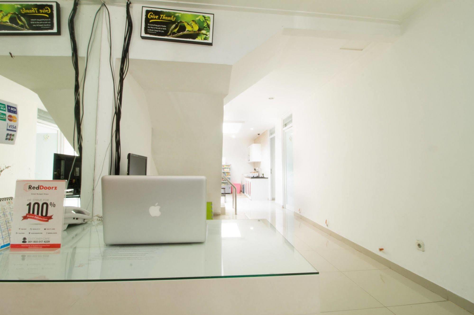 Hotel Reddoorz @ Pulomas Jakarta Exterior foto