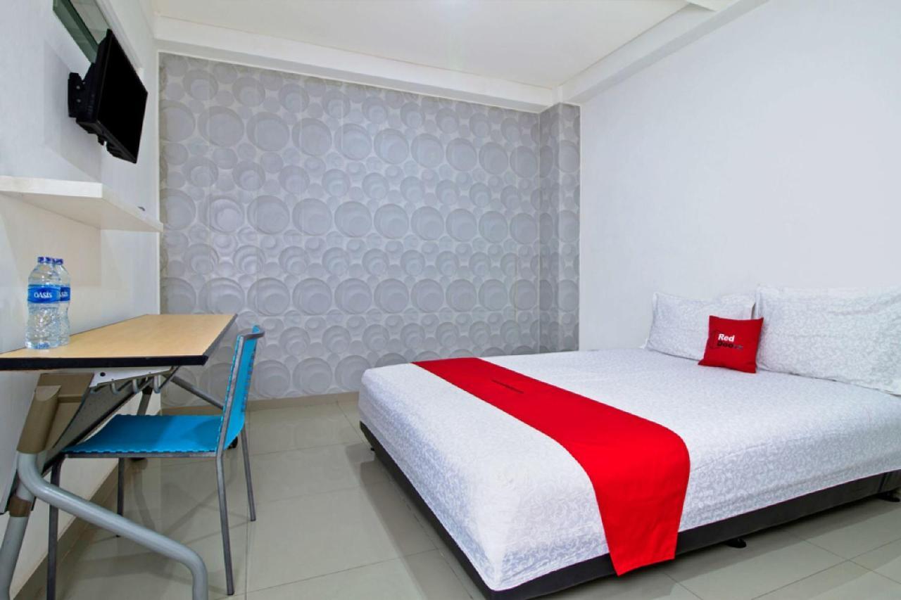 Hotel Reddoorz @ Pulomas Jakarta Exterior foto