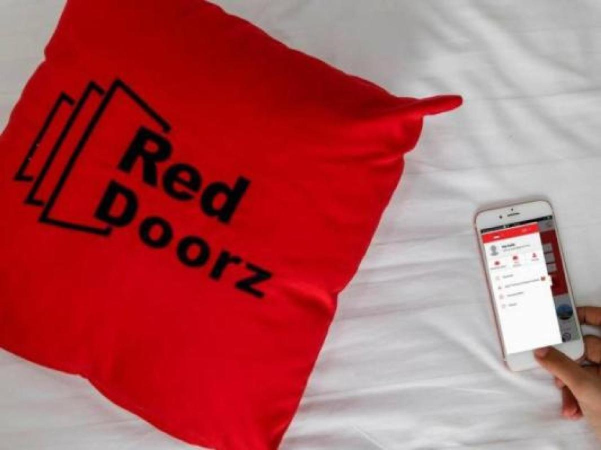 Hotel Reddoorz @ Pulomas Jakarta Exterior foto
